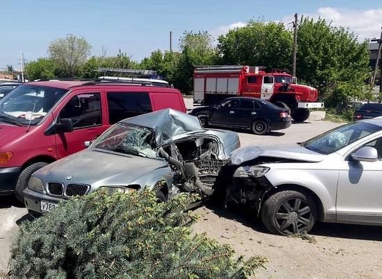 Водитель Audi Q7 устроил ДТП с двумя пострадавшими в Волгограде