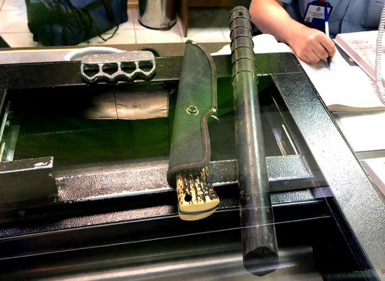 В машине у волгоградца нашли набор оружия – кастет, дубинку и нож