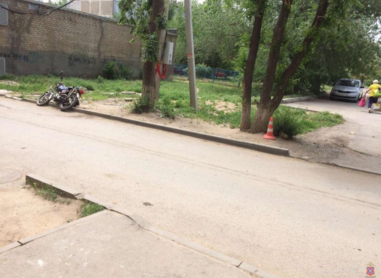 На юге Волгограда мотоциклист врезался в дерево: пострадали двое