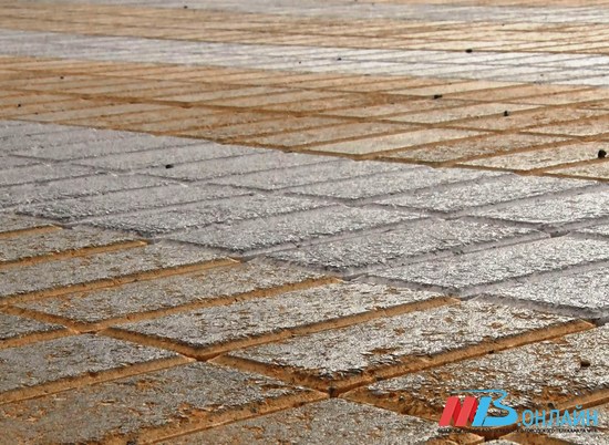 В Волгограде ликвидируют просадку тротуарной плитки в парке Победы