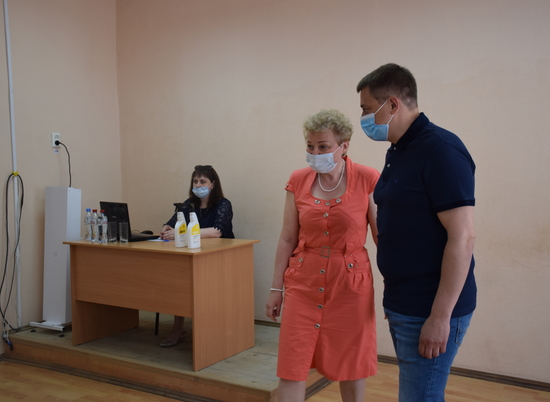 Кандидаты предварительного голосования лично проверяют работу счетных участков в Волгограде