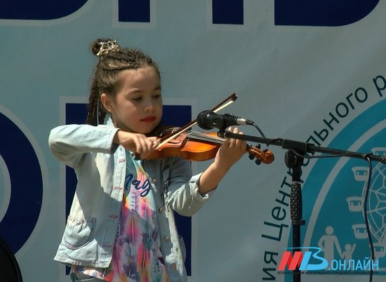 Танцевали, пели и рисовали: инклюзивный фестиваль «Красочный мир детей» прошел в Волгограде