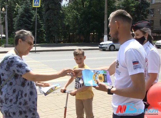 «Совет отцов Волгограда» и сотрудники ГИБДД напомнили детям о правилах безопасности на дороге