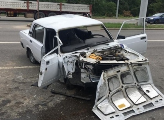 В Волгограде после столкновения со столбом погиб водитель ВАЗ-2107