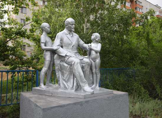 Скульптуру Ленина с детьми вернули из лагеря в Волгоград
