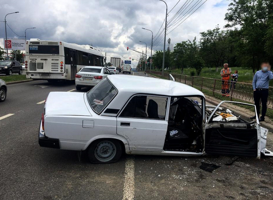 В Волгограде ВАЗ врезался в столб, водитель погиб