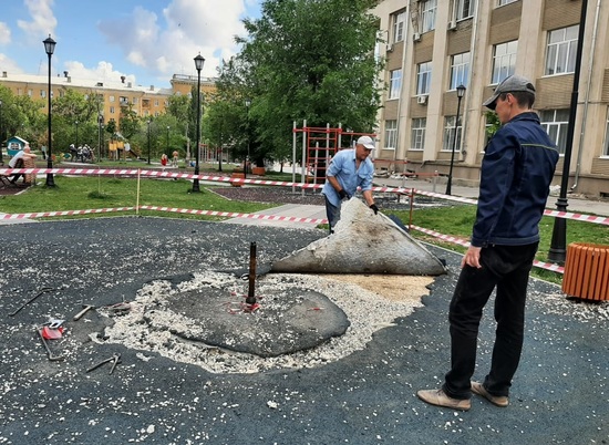 Рядом с ДК Тракторозаводского района меняют поврежденное вандалами покрытие