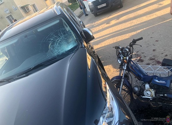 В Волгоградской области водитель иномарки сбил подростка на мопеде