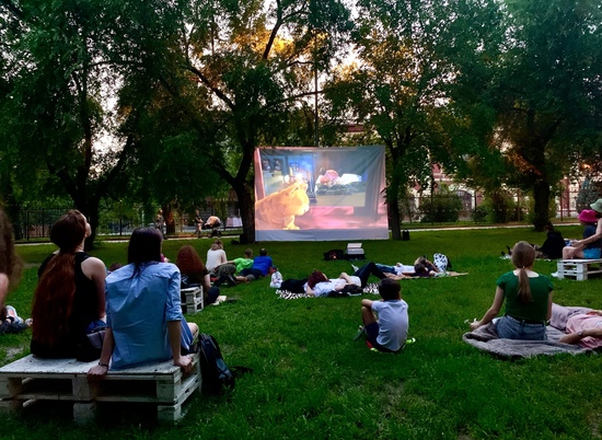 Волгоградцев зовут в Комсомольский сад смотреть кино под звездами