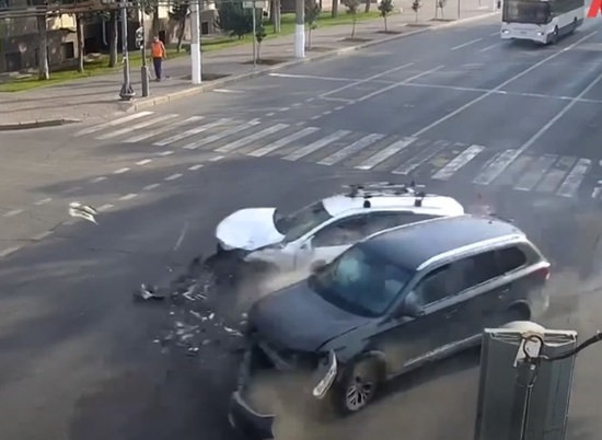 В ДТП на перекрестке в центре Волгограда пострадал водитель