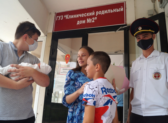В Волгограде сотрудник ГИБДД помог беременной девушке добраться до роддома