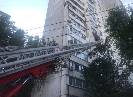 На западе Волгограда потушили пожар в 16-этажке