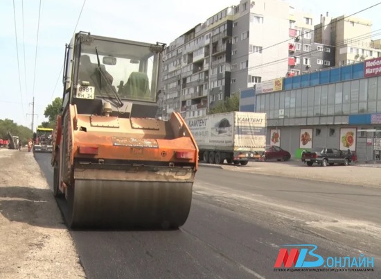 В поселке Старая Отрада начали формировать финишный слой нового покрытия дорог