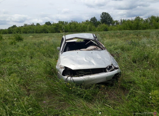 На трассе в Волгоградской области погиб пассажир перевернувшейся «Калины»
