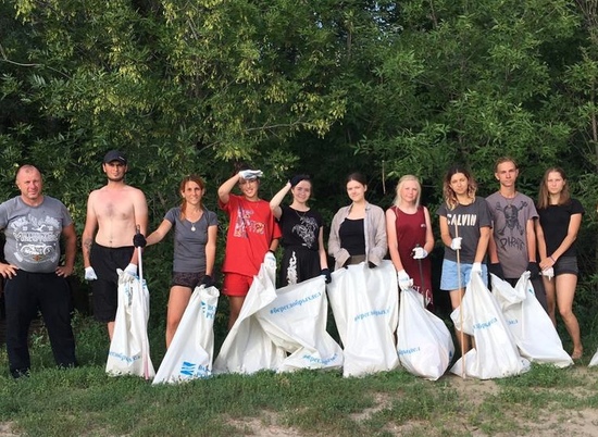 Волонтеры и неравнодушные волгоградцы убирают мусор с берегов водоемов