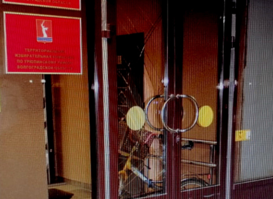 В Урюпинске разбили стеклянную входную дверь здания администрации