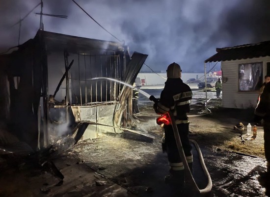 Торговый павильон сгорел на «Народной ярмарке» в Волгограде
