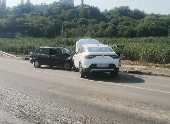 Два водителя пострадали в утреннем ДТП в Волгограде