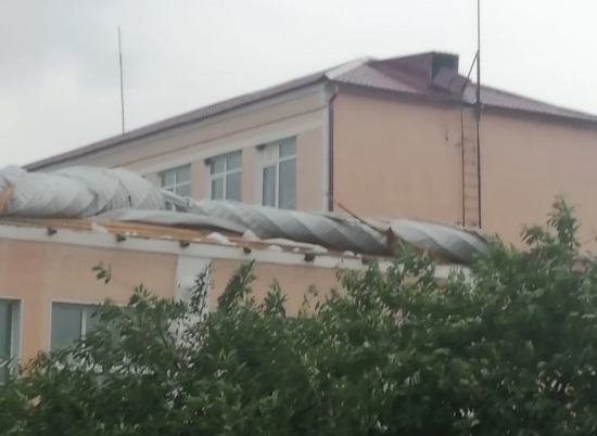 В Волгоградской области ураганный ветер повредил кровли зданий