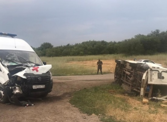 В ДТП с машиной скорой помощи под Волгоградом пострадали 5 человек