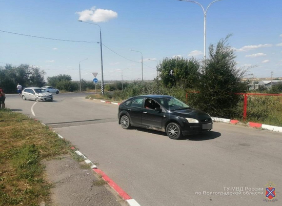 Двухлетняя девочка пострадала в ДТП по вине женщины-водителя в Волгограде