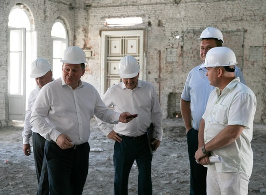 Андрей Бочаров передал подрядчику «Победы» платок, чтобы вытереть слезы и работать дальше