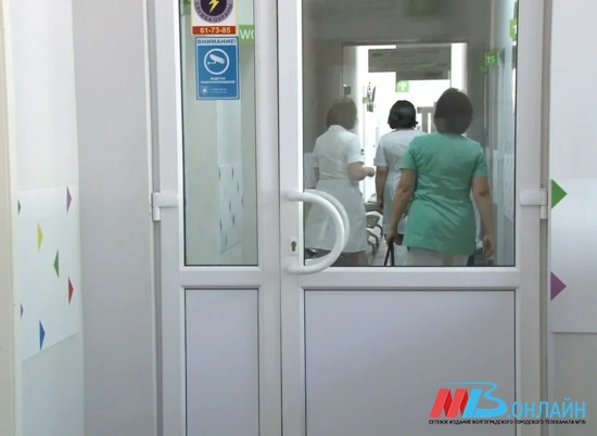 Во Волгограде из окна второго этажа больницы выпал пациент