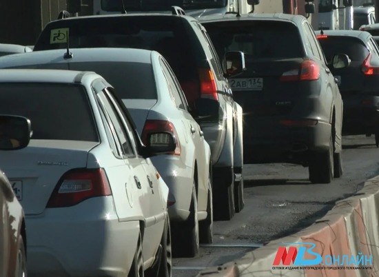 Утром в пятницу водители Волгограда встали в пробках