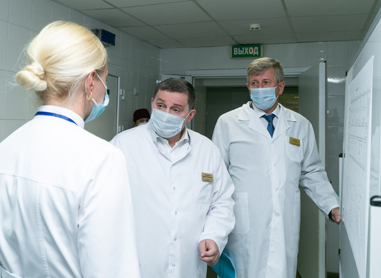 Андрей Бочаров в ходе рабочей поездки в больницу №25 заявил о необходимости дальнейшего развития