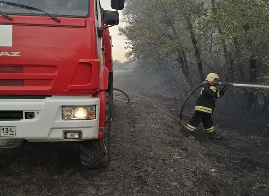 В тушении пожара в Даниловском районе задействованы более 80 человек
