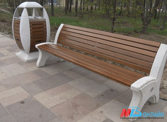 В парке на улице Чуйкова в Волгограде установили 13 новых скамеек