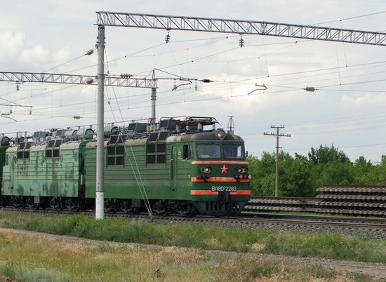 Под Волгоградом грузовой поезд протаранил «ВАЗ-2106»
