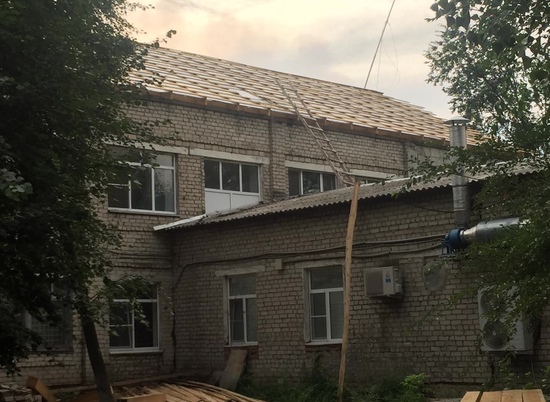 В ЦРБ на севере Волгоградской области в «красной зоне» протёк потолок
