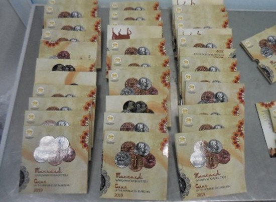 В аэропорту Волгограда у иностранцев изъяли сувенирные буклеты с монетами и чехлы для стульев