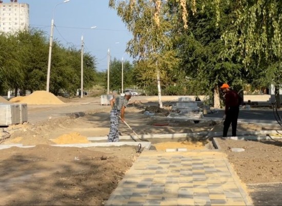 В парке «50 лет Октября» Волгограда уложили новую тротуарную плитку