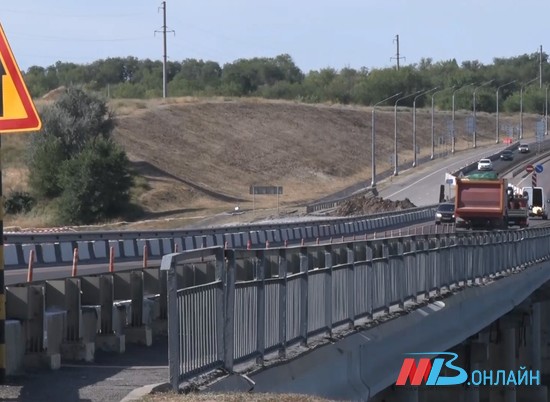 Грузовая машина обрушила мост через реку Елань в Волгоградской области