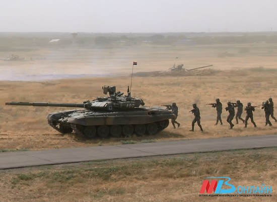Волгоградцы нашли в поле никем не охраняемый танк Т-90