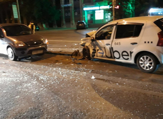 В Волгограде в тройном ДТП пострадала пожилая пассажирка такси