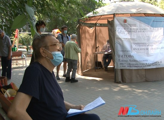 Мобильные бригады начали вакцинировать пожилых волгоградцев во дворах