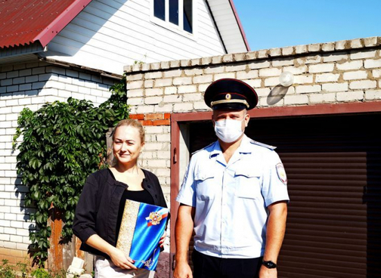 Волгоградку, нашедшую 2-х летнего ребенка на улице, наградили полицейские