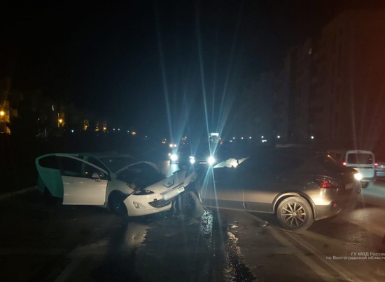 В Волгограде 4 человека пострадали в лобовом столкновении иномарок