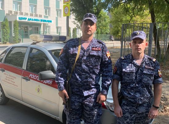 Сотрудники Росгвардии спасли двух детей из горящего дома в Волгограде