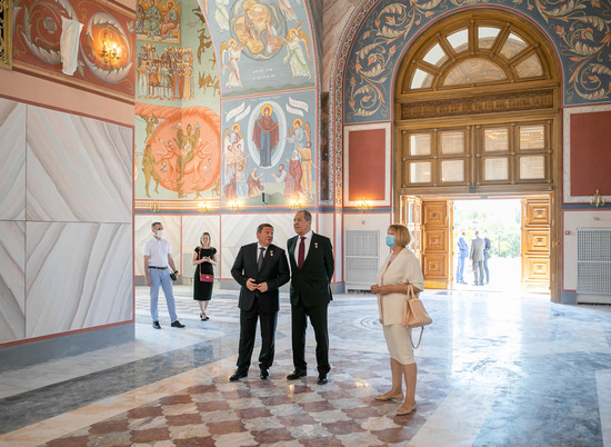 Сергей Лавров и Андрей Бочаров посетили строящийся храм Невского в центре Волгограда