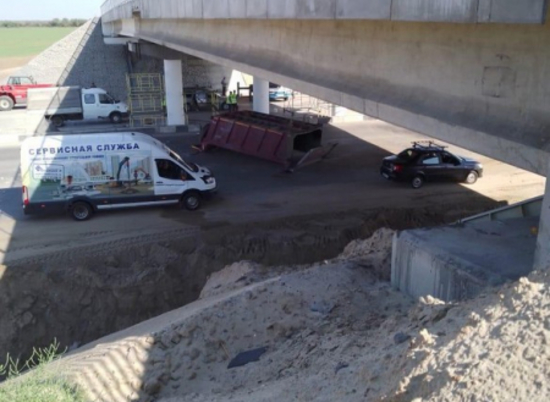 Водитель КамАЗа протаранил поднятым кузовом мост под Волгоградом