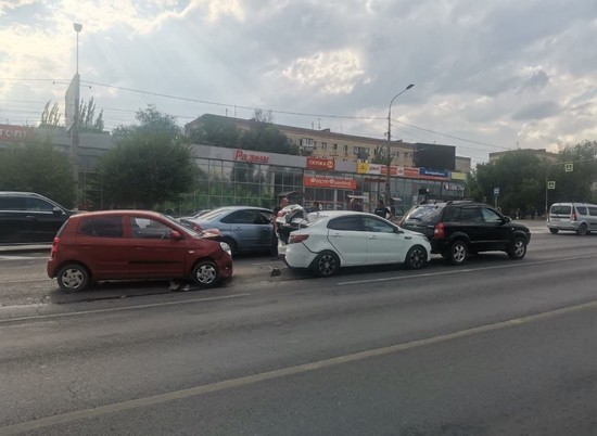 Крупное ДТП с участием четырех машин произошло на западе Волгограда