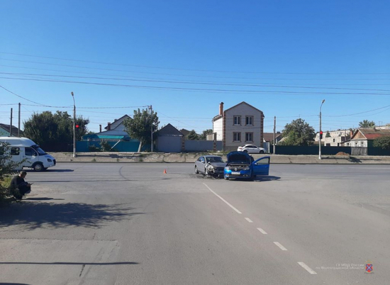 Водитель и 11-летний пассажир Logan пострадали в ДТП под Волгоградом