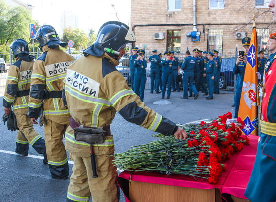 В Волгограде прозвучала сирена в память о трагически погибшем главе МЧС России