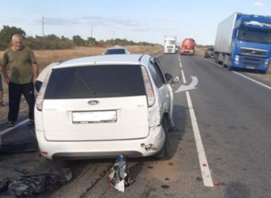 Два человека пострадали в аварии с легковушкой и четырьмя грузовиками под Волгоградом
