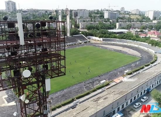 На стадионе «Трактор» в Волгограде начали демонтировать полуразрушенные трибуны