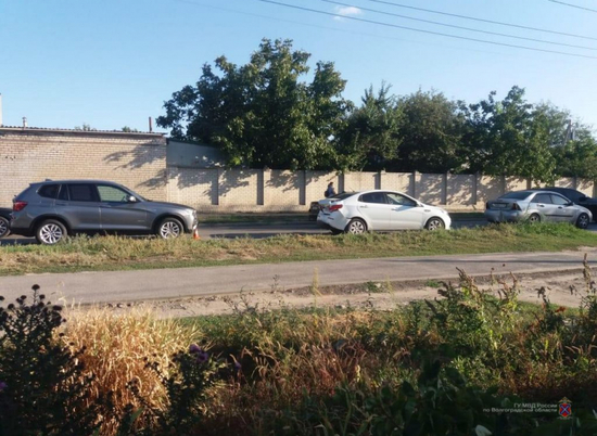 Водитель BMW нарушил дистанцию и устроил тройное ДТП в Волгограде